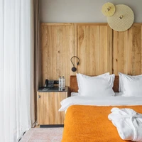 SUPERIOR POOL VIEW ROOM WITH WINDOWSILL